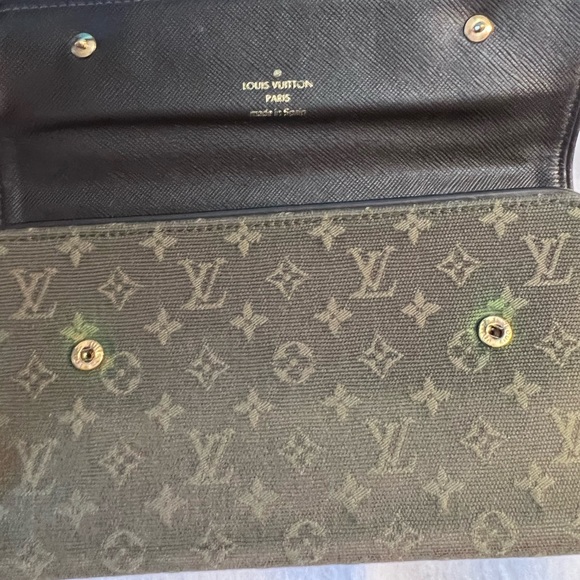 Louis Vuitton Monogram Snap Closure Wallet. Color Green, good condition. - Picture 10 of 10